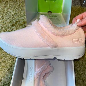Oofos Women's Oocoozie Eezee Low Slipper - Pink Sherpa
